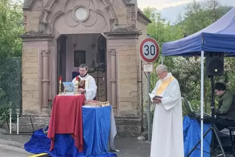Beim Gottesdienst an der Josefskapelle: Pfarrer Christof Anselmann (links) und Diakon Wolfgang Rhein. 