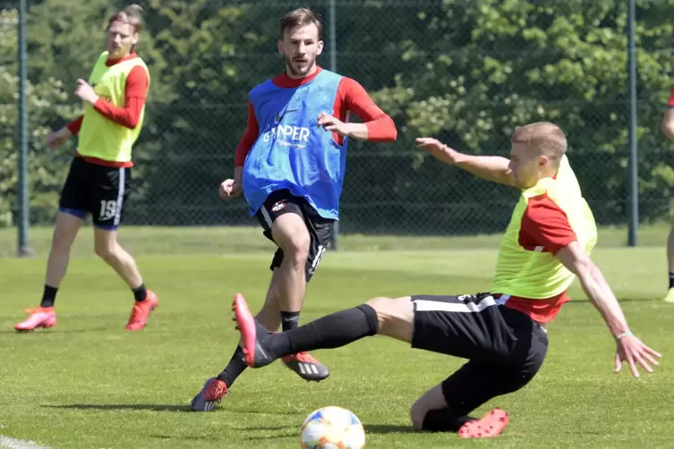 Mit Einsatz im Training: FCK-Innenverteidiger Andr&eacute; Hainault versucht Simon Skarlatidis zu stoppen.