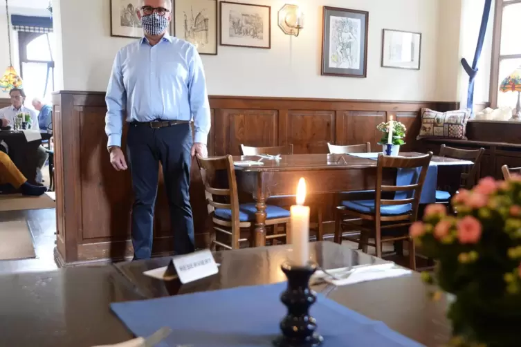 Viele Pl&auml;tze m&uuml;ssen frei bleiben: Peter Rau im &bdquo;Kirchenst&uuml;bel&ldquo;.