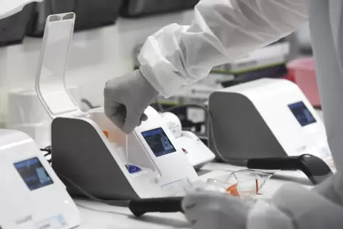 Abstrichprobe eines Patienten wird im Labor beim sogenannten PCR-Tests analysiert. 