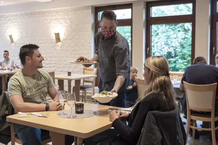  Fabian Mueller (Mitte) bedient mit Mundschutz. 
