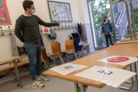 Neben Schutzmasken für Lehrer fordert der Bildungsverband auch Plexiglasscheiben für das Lehrerpult. 