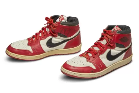 Wandern für mehr als eine halbe Million Dollar an den neuen Besitzer: „Nike Air Jordan 1S“-Sneakers. 