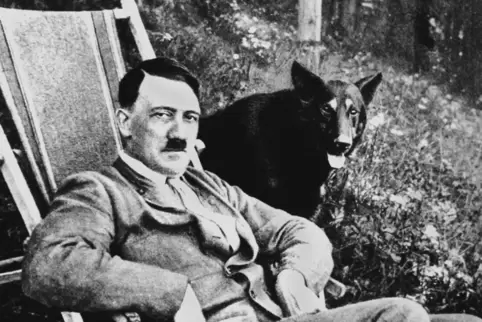 Hitler mit seinem Schäferhund Blondi. 