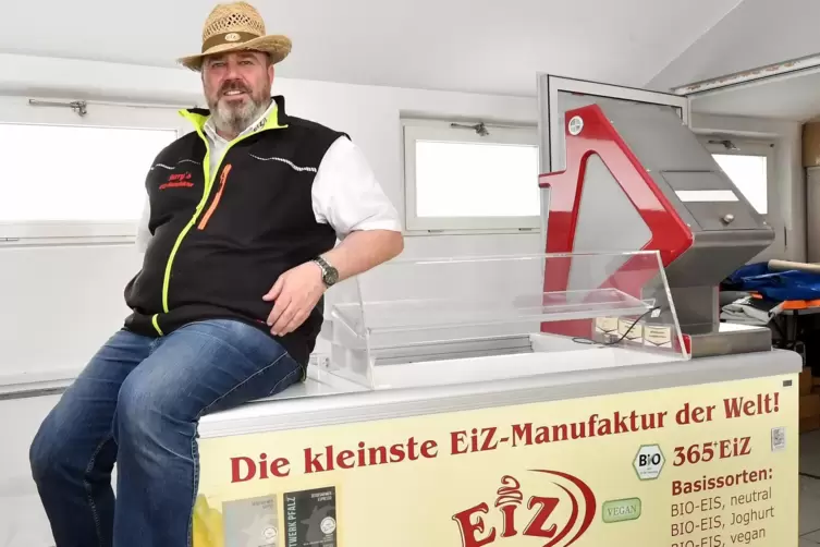 Harald Potsch hat seinen mobilen Eiswagen noch im Lager stehen. Ab Sommer möchte er damit wieder durch die Region touren.