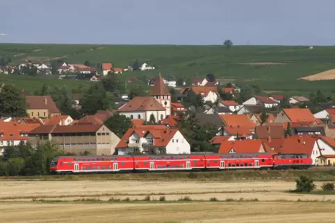 Der „Elsass-Express“ von Mainz nach Weißenburg ist der Starzug der 1995 reaktivierten Strecke Grünstadt-Monsheim. Besonders impo
