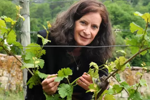 Drehbuchautorin Bernadette Feiler ist seit kurzem stolze Herrin einer Riesling-Lage in Hambach. 