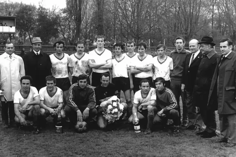 Mit dieser Truppe stieg der VfR Frankenthal in der Saison 1969/70 in die Regionalliga auf: (hinten von links) Trainer Erwin Sche