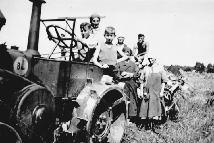 An die harte Feldarbeit Anfang der 1940er-Jahre hat Karl Gerdon (Dritter von links) noch viele Erinnerungen.