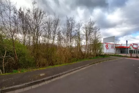 Umbauten geplant: links Feuerwehr-Wald, rechts Bauhaus. Umbauten geplant: links Feuerwehr-Wald, rechts Bauhaus.