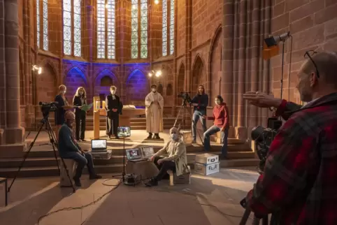 Letzte Anweisungen: Thomas Brenner dirigiert in der Stiftskirche die Gruppe zum Thema „Online-Gottesdienste“. 