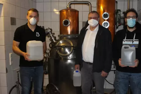 Auf 30 Liter beziffert Dominick Braun die Menge hochprozentigen Alkohols, die an „Pflege mit Herz“ (in der Bildmitte Gründer Wol