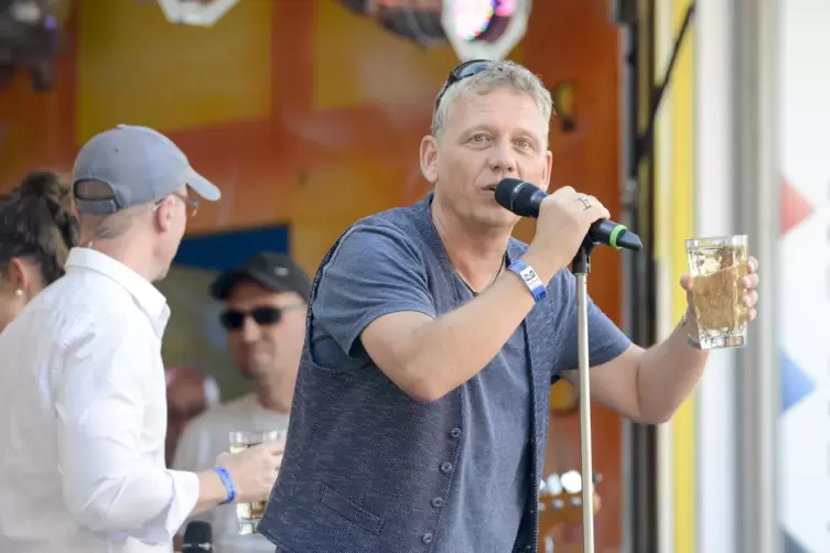 Und noch mal Stadtfest Ludwigshafen &ndash; standesgem&auml;&szlig; mit Dubbeglas: Olli Herrmann.