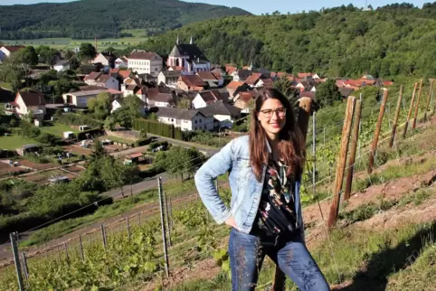 Die frühere Nahe-Weinkönigin Laura Weber in ihrem „Bienengärtchen“ hoch über dem Ort. 