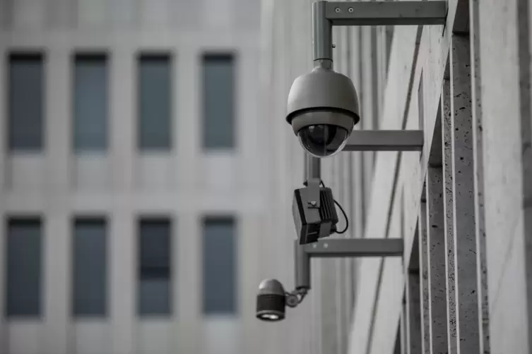 Kameras an der neuen Zentrale des BND in Berlin: Der deutsche Auslandsgeheimdienst überwacht kontinuierlich weltweiten Datenverk