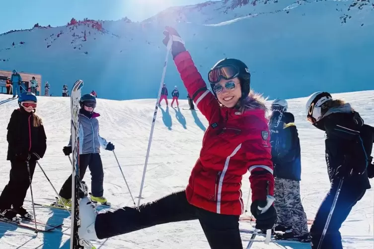 Fr&uuml;her als Sch&uuml;lerin, heute als Skilehrerin: Im Januar 2020 zeigte Amelie Kiehm in St. Valentin zum ersten Mal Helmholtz-Sch&uuml;ler