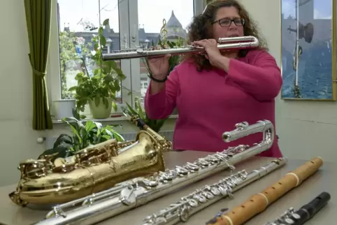  Alt-Saxofon, Bassflöte, Große Flöte, Querflöte und Piccoloflöte (von links): Die Bandbreite bei den Holzblasinstrumenten ist gr