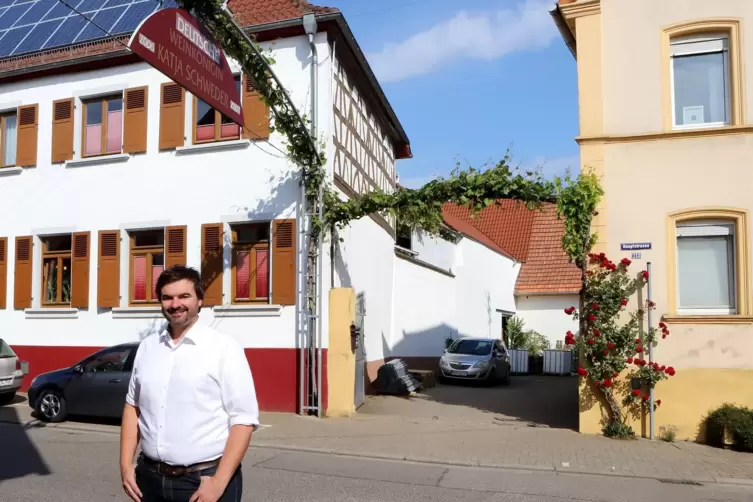 Henrik Schweder hat das gelbe Nachbarhaus hinzugekauft, um das Familienweingut zu erweitern. 