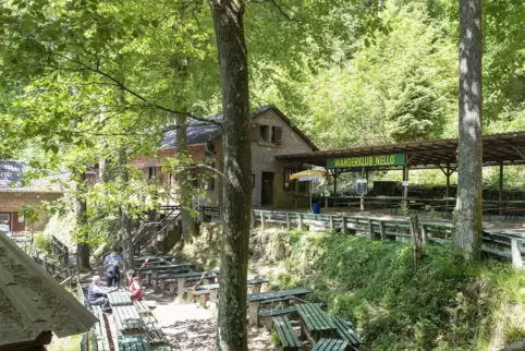 Die Nello-Hütte hat unter normalen Bedingungen drinnen und draußen Platz für 370 Besucher. 