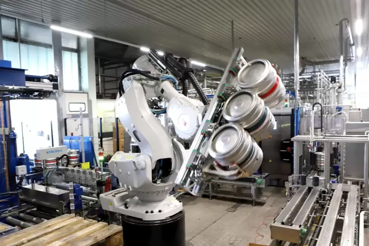 Herzstück der im vergangenen Jahr modernisierten Fassabfüllanlage ist der Roboter Karl, benannt nach dem Brauereigründer Karl Si