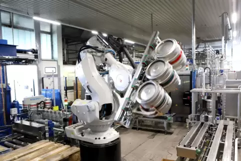 Herzstück der im vergangenen Jahr modernisierten Fassabfüllanlage ist der Roboter Karl, benannt nach dem Brauereigründer Karl Si