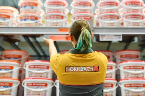 Die Regale gut gefüllt: Mitarbeiterin in einem Hornbach-Baumarkt. 