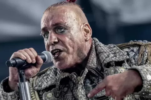 Till Lindemann, Frontsänger von Rammstein, bei einem Konzert im Berliner Olympiastadion.