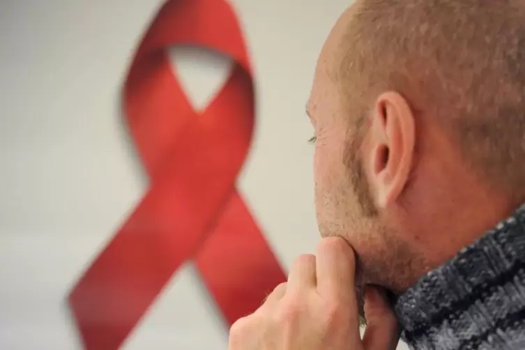 Seit 1991 gilt eine rote Schleife weltweit als Symbol der Solidarität mit HIV-Infizierten und AIDS-Kranken.