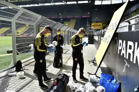Bei den Profis in Dortmund desinfizieren Balljungen die Bälle (unser Foto). Auch die Amateurfußballer in der Region müssen Hygie