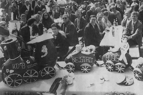 Tausende feierten die Eröffnung des Haltepunkts Böbig. Ein Hingucker: die Torte der Konditoren-Klasse der Berufsbildenden Schule