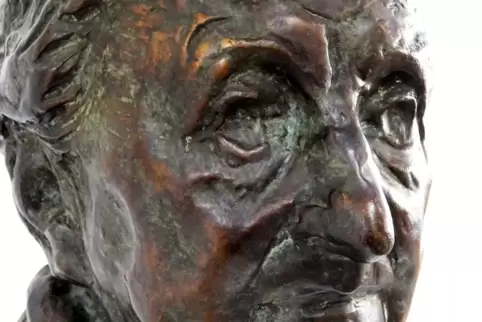 Zur Erinnerung an Emma Menges: Richard Menges hat das Bild seiner Mutter in Bronze verewigt. Zu bewundern in der Ausstellung, di