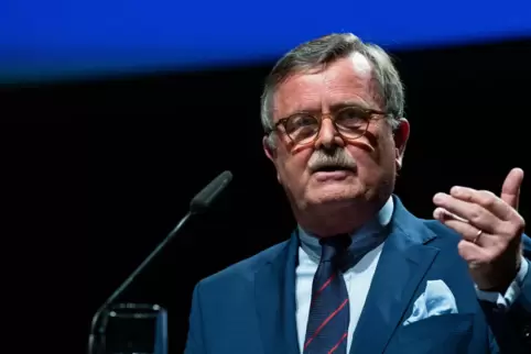 Der Vorsitzende des Weltärztebundes, Frank Ulrich Montgomery, hat sich für eine Impfpflicht gegen das Coronavirus ausgesprochen.