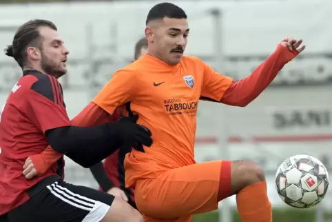 Aufgestiegen: Levent Izgec (rechts) und der FC Speyer 09 II, hier im Dezember gegen Limburgerhof.