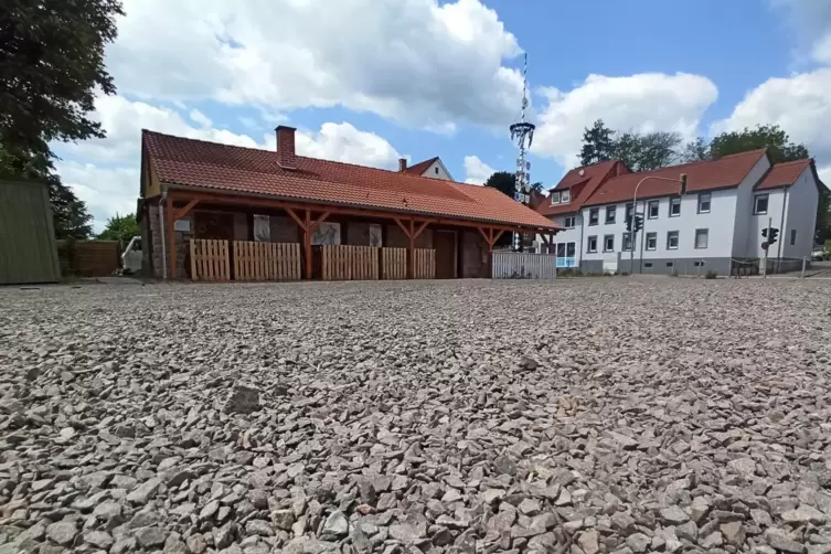 Der Platz am Rammelsbacher Backhaus wird gepflaster.