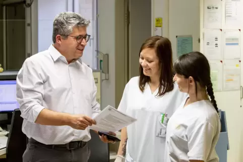 Leonel Alves ist der Betriebsratvorsitzende des Westpfalz-Klinikums und hier im Gespräch mit Nathalie Schweizer und Franceska Ho