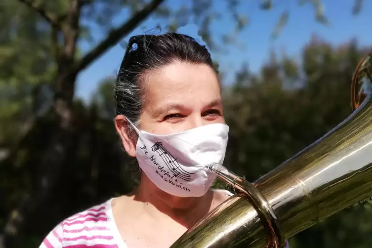 Eva Müller mit Tuba und Maske.