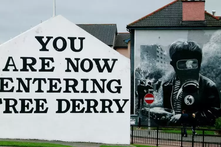 Ein Wandgemälde im nordirischen Londonderry erinnert an die Gewalt in beiden Ländern der Insel.