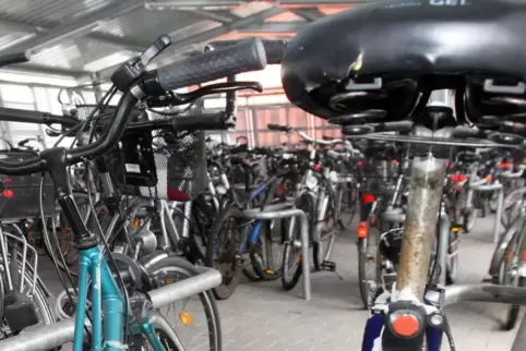 Vor dem Bahnhof: Speyers größtes „Fahrradparkhaus“. 