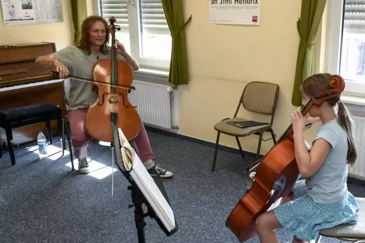 Über zwei Meter beträgt der Abstand zwischen Cellolehrer Burkard Maria Weber und seiner neunjährigen Schülerin Luise Weissmann. 