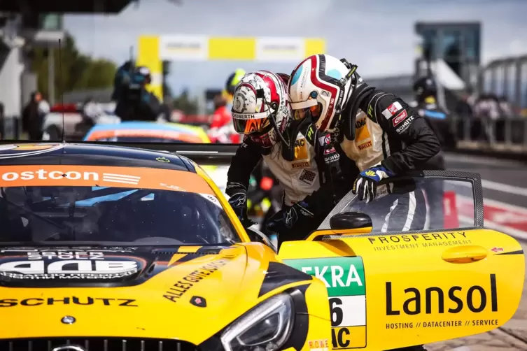 Der Fahrerwechsel ist im ADAC GT Masters obligatorisch. Hier exerzieren das Marvin Dienst (links) und Aidan Read.