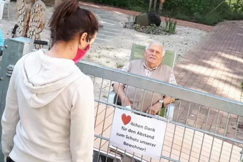 Mit Abstand können die Senioren – hier Wilhelm Hageni, links Pflegefachfrau Jenny Russo, Angehörige am Gartenzaun oder am Fenste