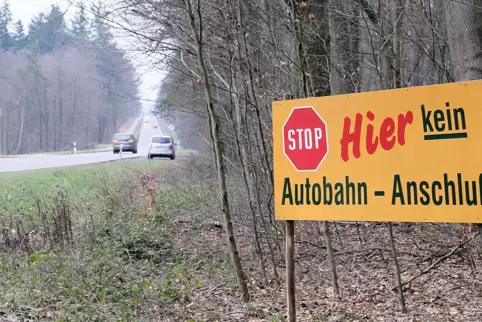 Protestschilder gegen eine A 6-Auffahrt bei Reiskirchen.