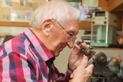 Seit mehr als 70 Jahren begutachtet und bearbeitet Heribert Braun die Rohdiamanten.