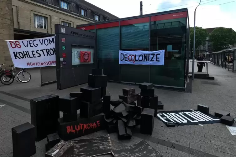 Kreativ gegen Kohlekraftwerke. Klimaschützer demonstrieren mit einem Kunstwerk am HBF. 