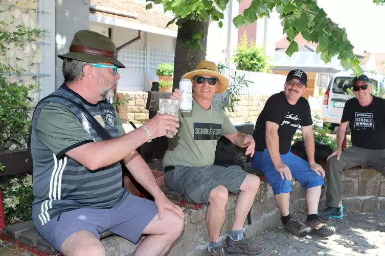 Hoch die Gläser: Eine Männergruppe aus Queichheim gönnt sich auf dem Dorfplatz in Hainfeld eine Pause. 