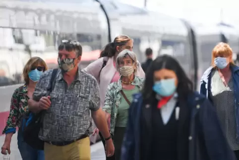 Auch in den Fernzügen der Deutschen Bahn gilt nun ähnlich wie bereits in den öffentlichen Nahverkehrsmitteln eine Maskenpflicht.