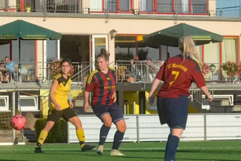 Steigen nicht ab: die Damen des SV Obersülzen in gelb. 