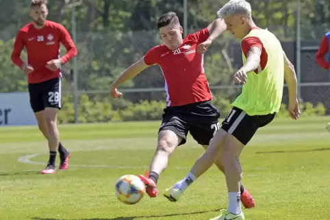 Vorbereitung auf den Neustart: Ab heute darf der FCK wieder Mannschaftstraining absolvieren. Auf unserem Bild kämpfen Dominik Sc