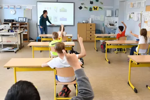 Unterricht mit Abstand: Lehrerin Sonja Baumgärtner unterrichtet die 4a in Weisenheim am Sand. 