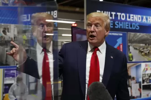 Trump sagte vor Journalisten, er habe auf einem früheren Teil des Fabrikrundgangs eine Maske getragen.